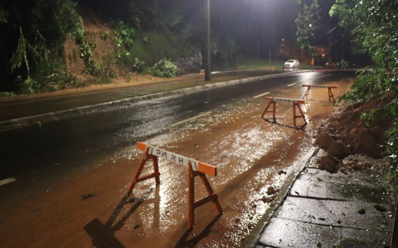 Trecho da Avenida Victor Hugo Kunz, em Novo Hamburgo, onde ocorreram deslizamentos de terra. Motoristas devem ter atenção ao trafegar no local | abc+