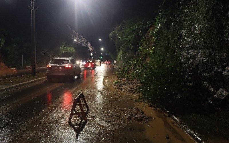 Trecho da Avenida Victor Hugo Kunz, em Novo Hamburgo, onde ocorreram deslizamentos de terra. Motoristas devem ter atenção ao trafegar no local | abc+