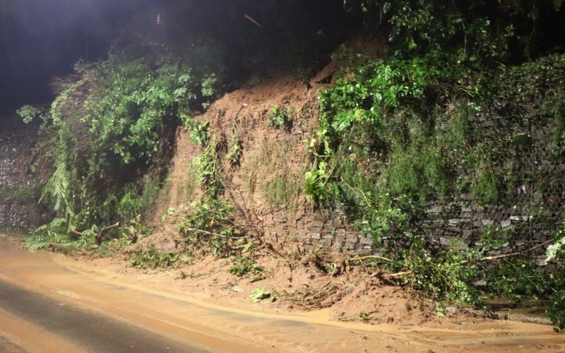 Trecho da Avenida Victor Hugo Kunz, em Novo Hamburgo, onde ocorreram deslizamentos de terra. Motoristas devem ter atenção ao trafegar no local | abc+