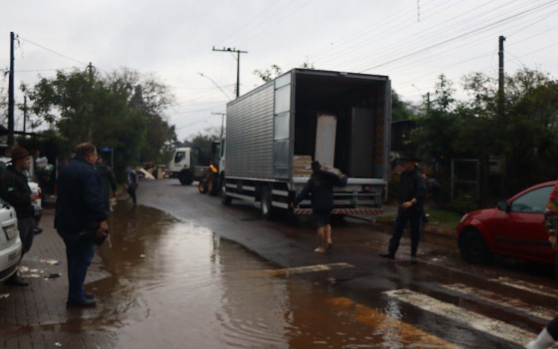 Moradores de Campo Bom retiram móveis e pertences das casas por risco de mais uma enchente