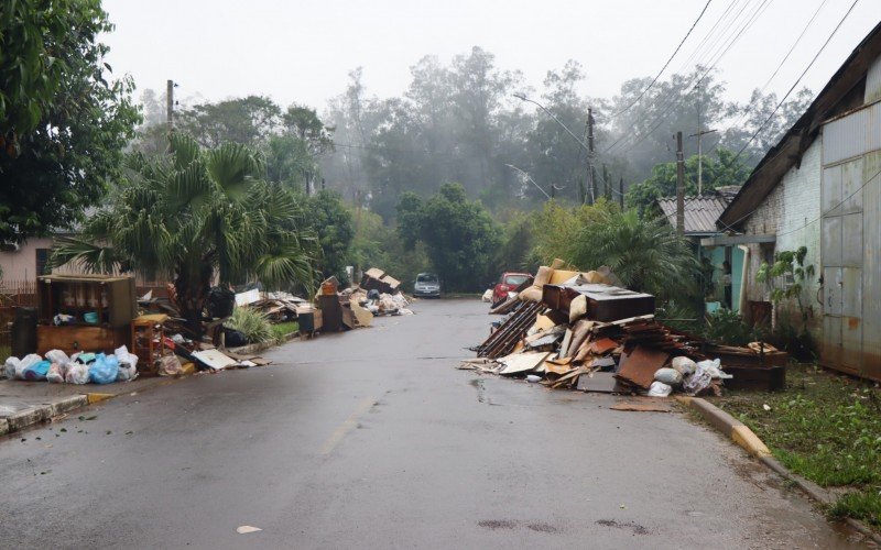 Moradores de Campo Bom retiram móveis e pertences das casas por risco de mais uma enchente