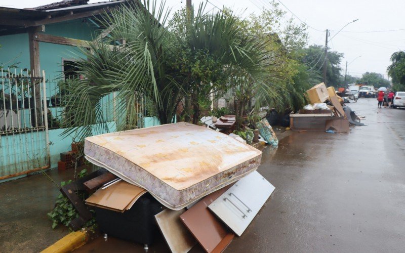 Moradores de Campo Bom retiram móveis e pertences das casas por risco de mais uma enchente