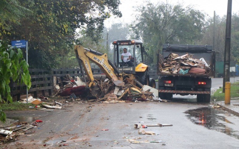 Moradores de Campo Bom retiram móveis e pertences das casas por risco de mais uma enchente