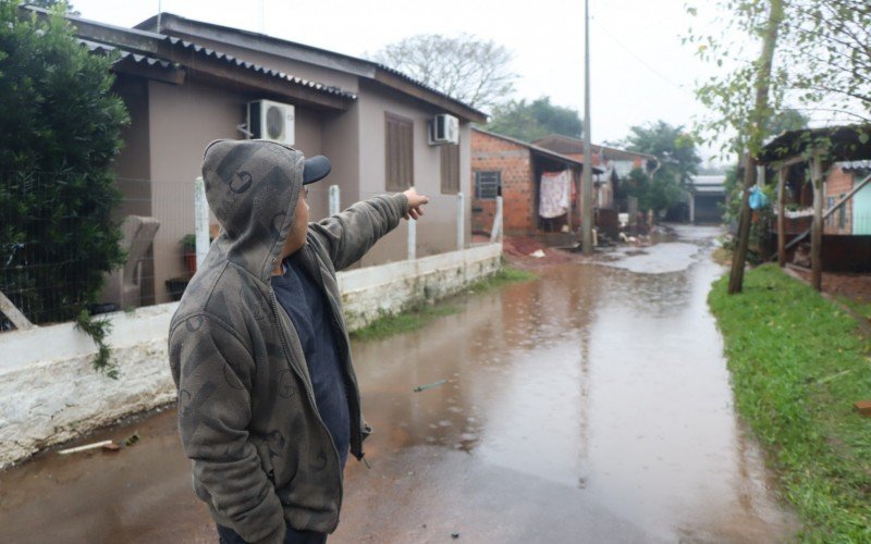 Moradores de Campo Bom retiram móveis e pertences das casas por risco de mais uma enchente