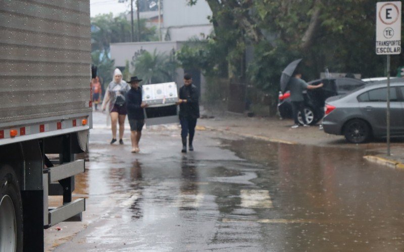 Moradores de Campo Bom retiram móveis e pertences das casas por risco de mais uma enchente