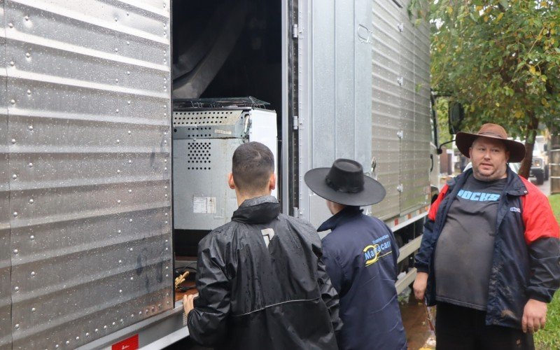 Moradores de Campo Bom retiram móveis e pertences das casas por risco de mais uma enchente