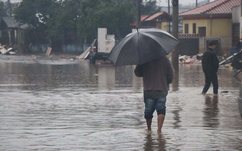 Ruas do bairro Santo Afonso segue debaixo d'água