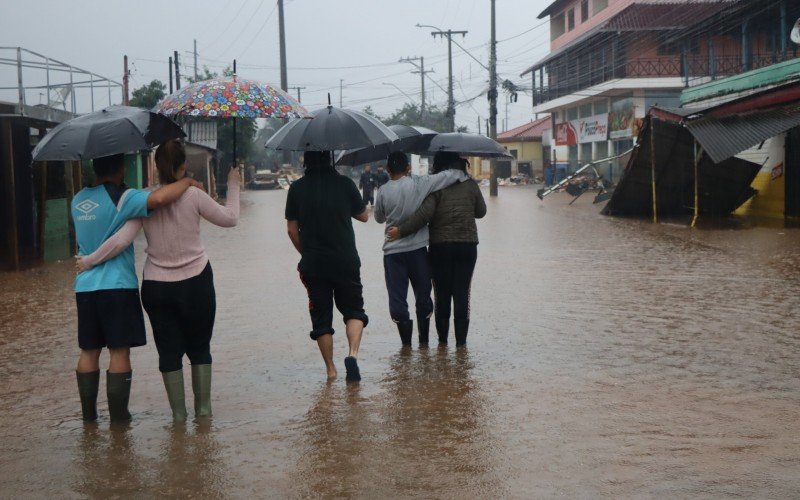 Com a volta da chuva, moradores do bairro Santo Afonso convivem com a incerteza. Desde sábado, Anilson Flores e Juci Frazão dedicam seu tempo à limpeza da casa. Enquanto Fernando e Liliane Frazao, Franciele Soares e Maicon Frazao ainda aguardam a água recuar para voltarem para casa. Com a chuva, no entanto, o medo é de que o trabalho seja em vão. "A água está voltando a subir e não há como fazer uma previsão. Ela nunca chegou aqui, então significa que ela pode voltar", comenta Anilson.  | abc+