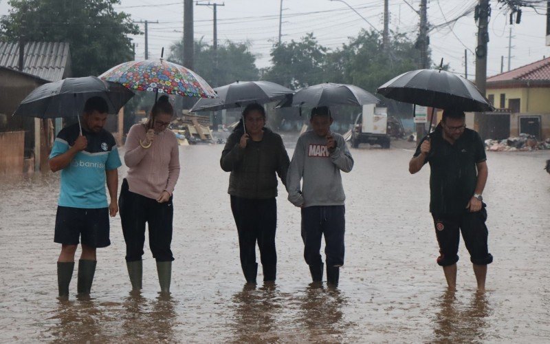 Com a volta da chuva, moradores do bairro Santo Afonso convivem com a incerteza. Desde sábado, Anilson Flores e Juci Frazão dedicam seu tempo à limpeza da casa. Enquanto Fernando e Liliane Frazão, Franciele Soares e Maicon Frazão ainda aguardam a água recuar para voltarem para casa. Com a chuva, no entanto, o medo é de que o trabalho seja em vão. "A água está voltando a subir e não há como fazer uma previsão. Ela nunca chegou aqui, então significa que ela pode voltar", comenta Anilson. 	