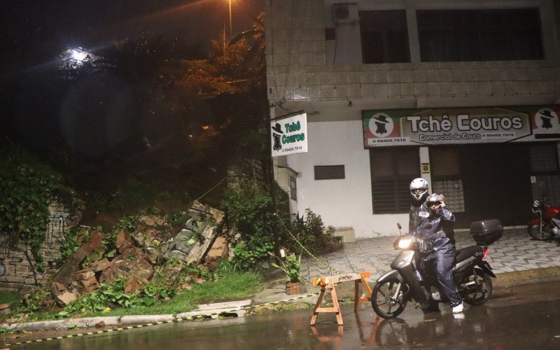 Casal Aline e Daniel passaram pelo local, na Victor Hugo Kunz, mas a moradora decidiu não passar a noite em casa  | abc+