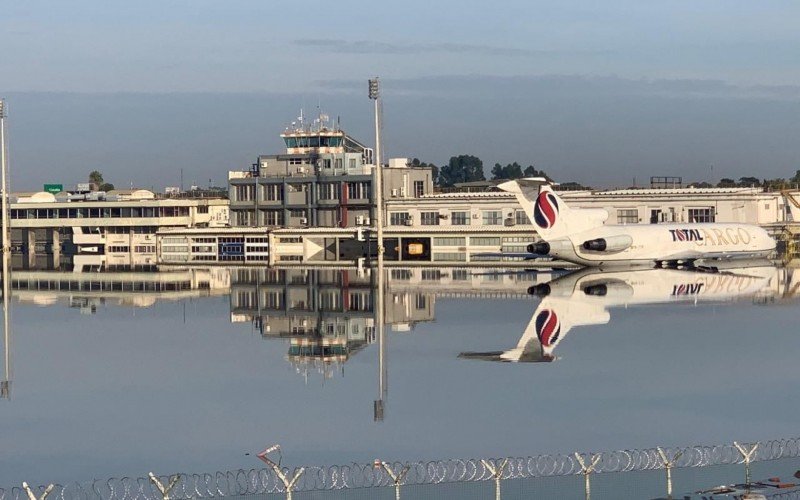 Pátio totalmente alagado no Aeroporto Salgado Filho; avião de carga ficou ilhado | abc+
