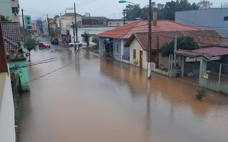 Águas dos rios já inundam a Avenida Borges de Medeiros no Centro da cidade de Rolante | abc+