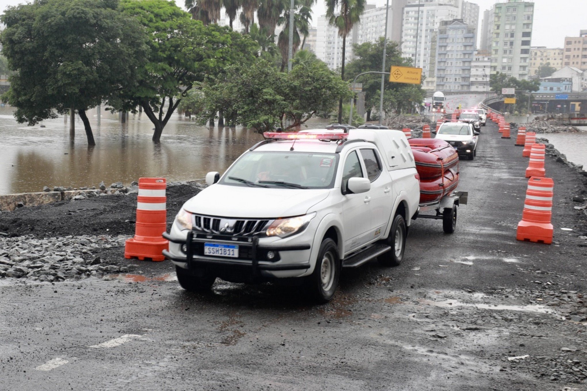 CATÁSTROFE NO RS: Cerca de nove mil veículos já utilizaram corredor humanitário em Porto Alegre