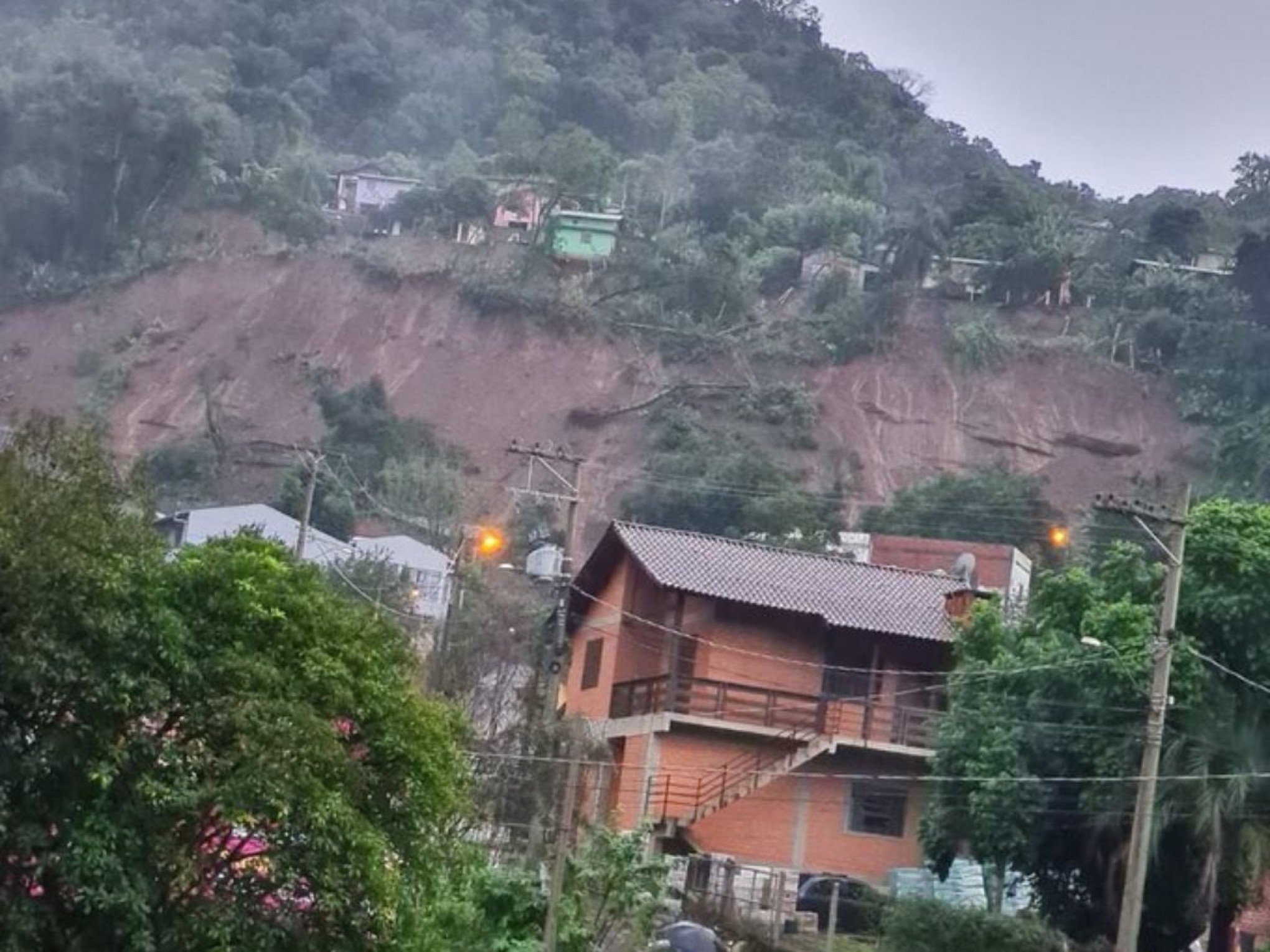 CATÁSTROFE NO RS: Deslizamento de terra atinge três casas em Três Coroas