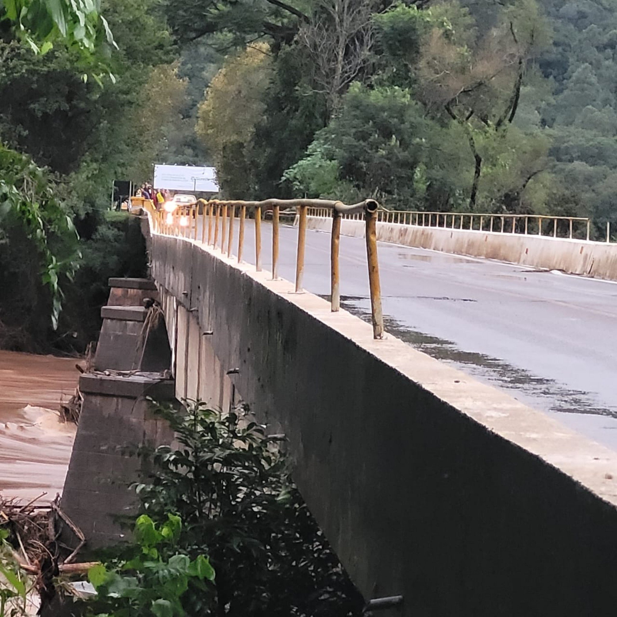 CATÁSTROFE NO RS: Risco de desmoronamento provoca interdição de trechos da BR-116 na Serra gaúcha