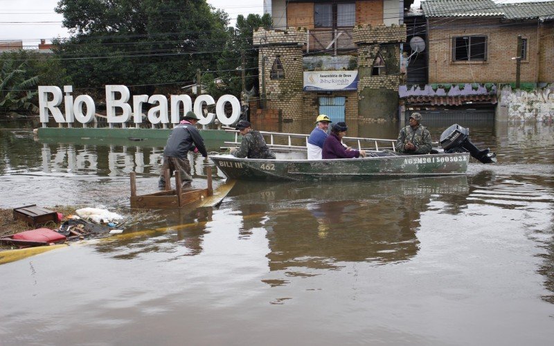 O casal Jairo e Inês foi resgatado na manhã desta segunda-feira (13) em Canoas