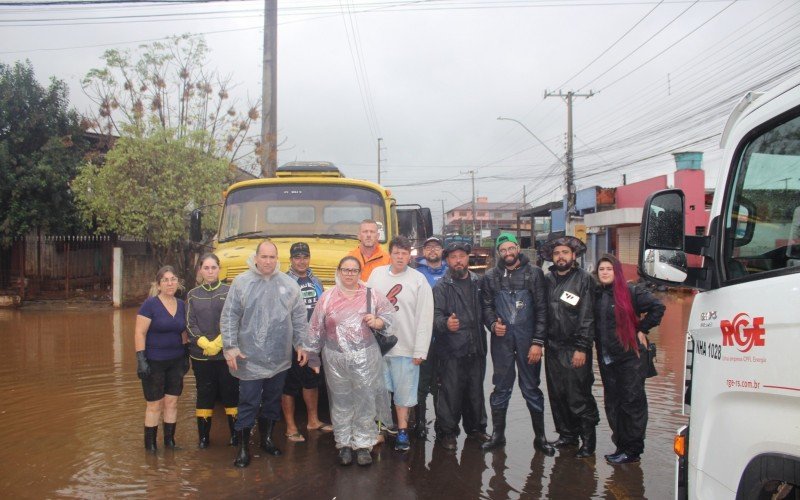 Grupo de voluntários que atua no Bairro Santo Afonso desde o início da enchente | abc+