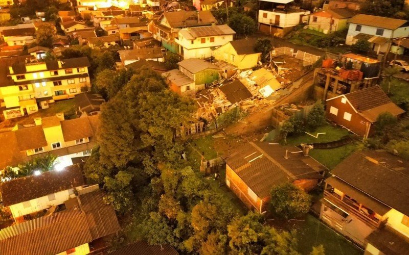 Casa desmoronou no bairro Piratini, em Gramado, na noite do domingo (12)