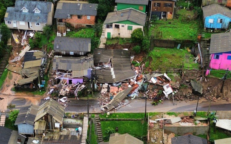 Casas desmoronaram no bairro Piratini, em Gramado