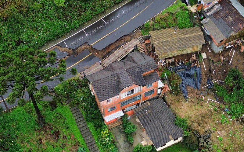 Casas desmoronaram no bairro Piratini, em Gramado