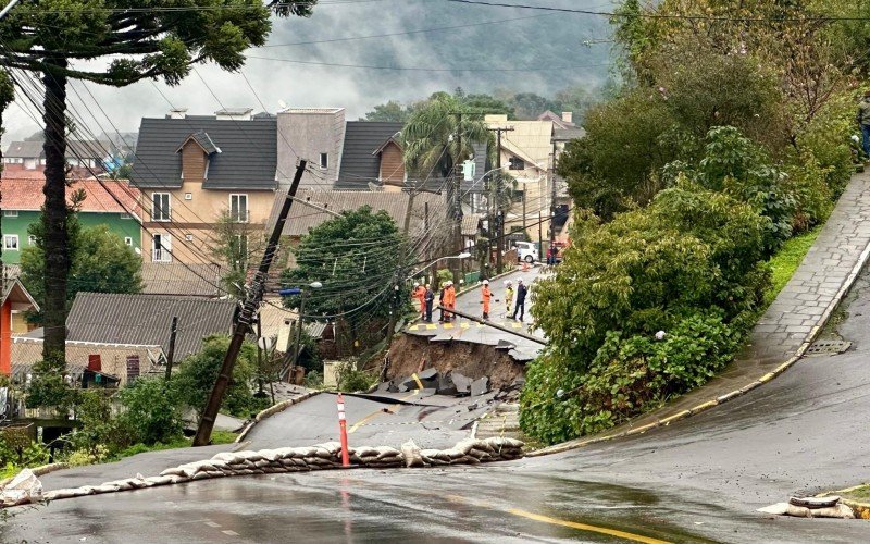 Deslizamento transformou fissura em cratera, no bairro Piratini, em Gramado