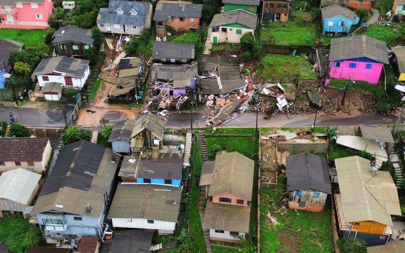 Casas desmoronaram por causa de deslizamentos no bairro Piratini, em Gramado