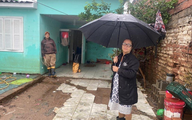 Clarinda Terezinha Oliveira Borges, 42, conta que a casa ficou destruída | abc+