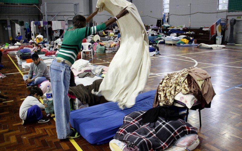 Com o frio, cobertores e roupas de inverno se tornaram necessidade mais urgente de abrigos