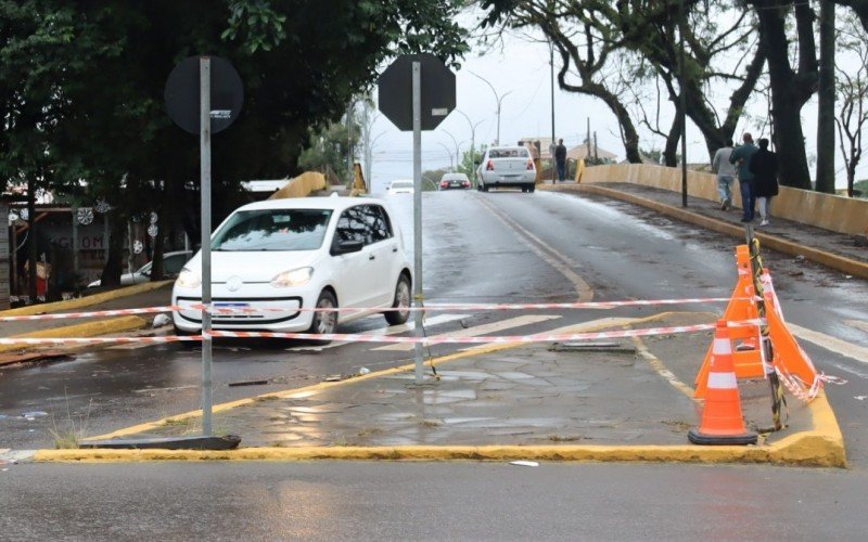 Ponte 25 de julho foi liberada pela manhã e bloqueada à tarde pela falta de trafegabilidade na Avenida Caxias do Sul que voltou a ficar inundada