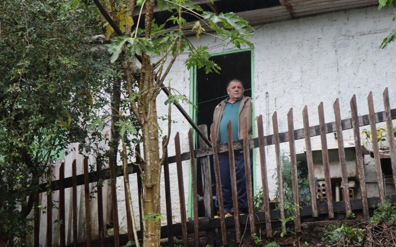 Adelino convive com o medo de quedas de árvores em sua casa