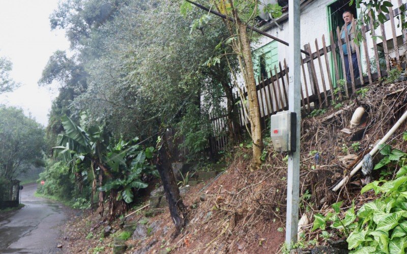 Do alto, Adelino da Cruz se mantém apreensivo