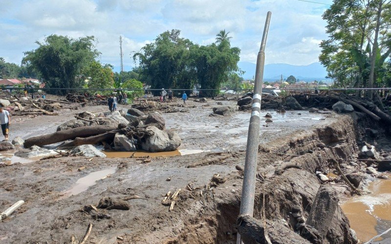 Chuvas e lava vulcânica fria matam dezenas na Indonésia | abc+