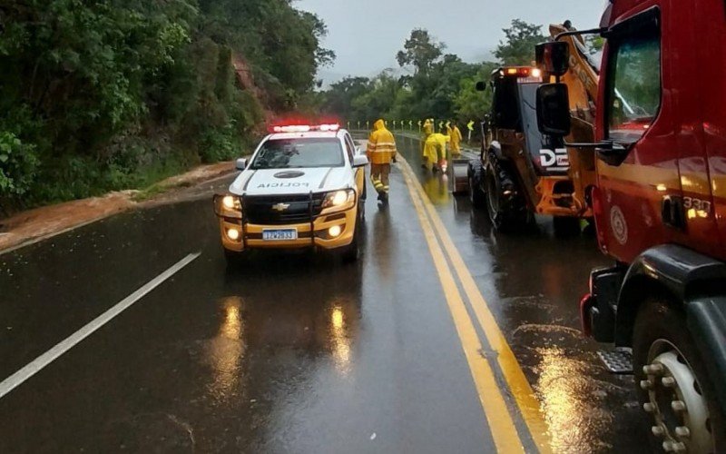 Quedas de barreira pela RS-115, em Gramado