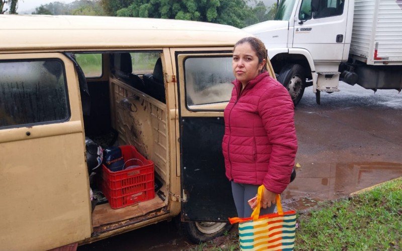 Em Igrejinha, famílias deixaram casa próxima a área com trincas e rachaduras, como a  manicure Andressa Inácio dos Santos, 43 anos, que ficará em kombi  | abc+