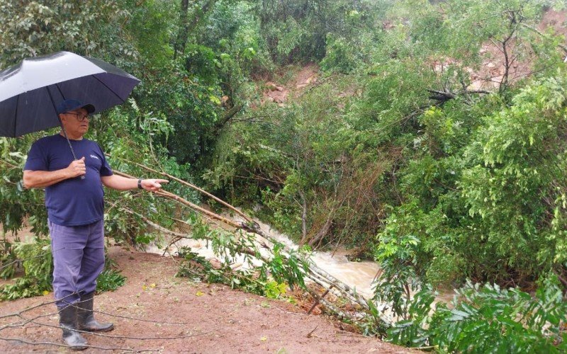 
Em Igrejinha, vigia Deonísio dos Santos, 64 anos, conta que não sairá de casa porque a terra está longe do local onde mora, na Rua Araucária, no bairro das Acácias