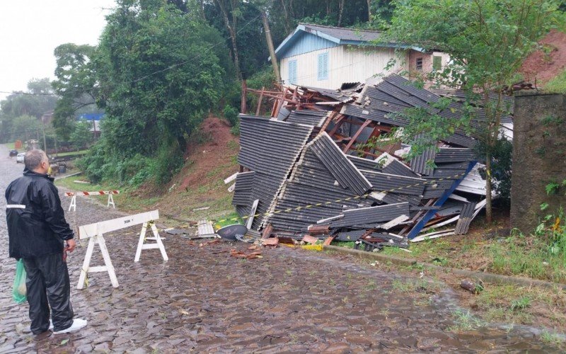 Em Igrejinha, o vizinho da casa que caiu no bairro Viaduto, o vigilante Marcelo Rosa, 48 anos, conta que foi a mão de Deus que salvou o pai e filho que vivem na casa. | abc+