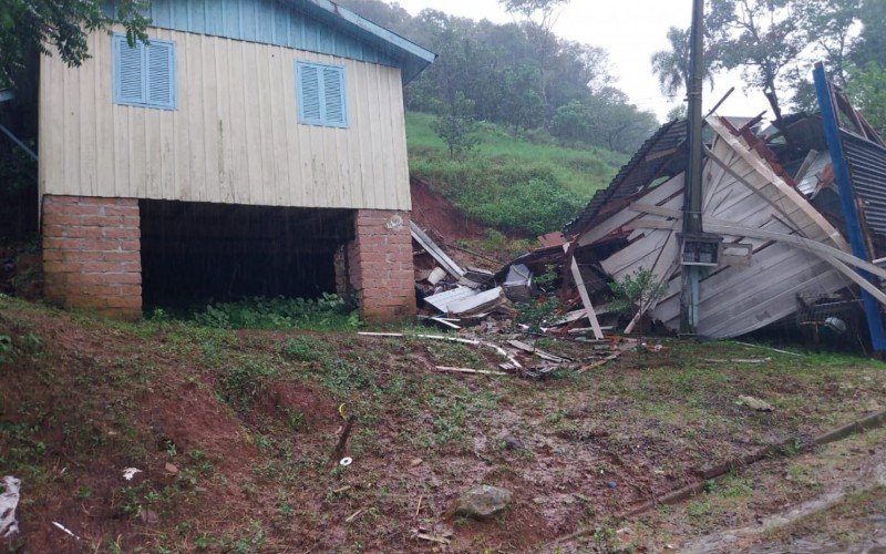 Em Igrejinha, casa despenca no bairro Viaduto