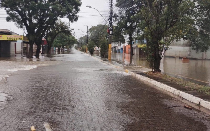 Avenida Caxias do Sul, em São Leopoldo, voltou a ficar inundada nesta segunda-feira (13) à tarde e causou a interdição da Ponte 25 de Julho