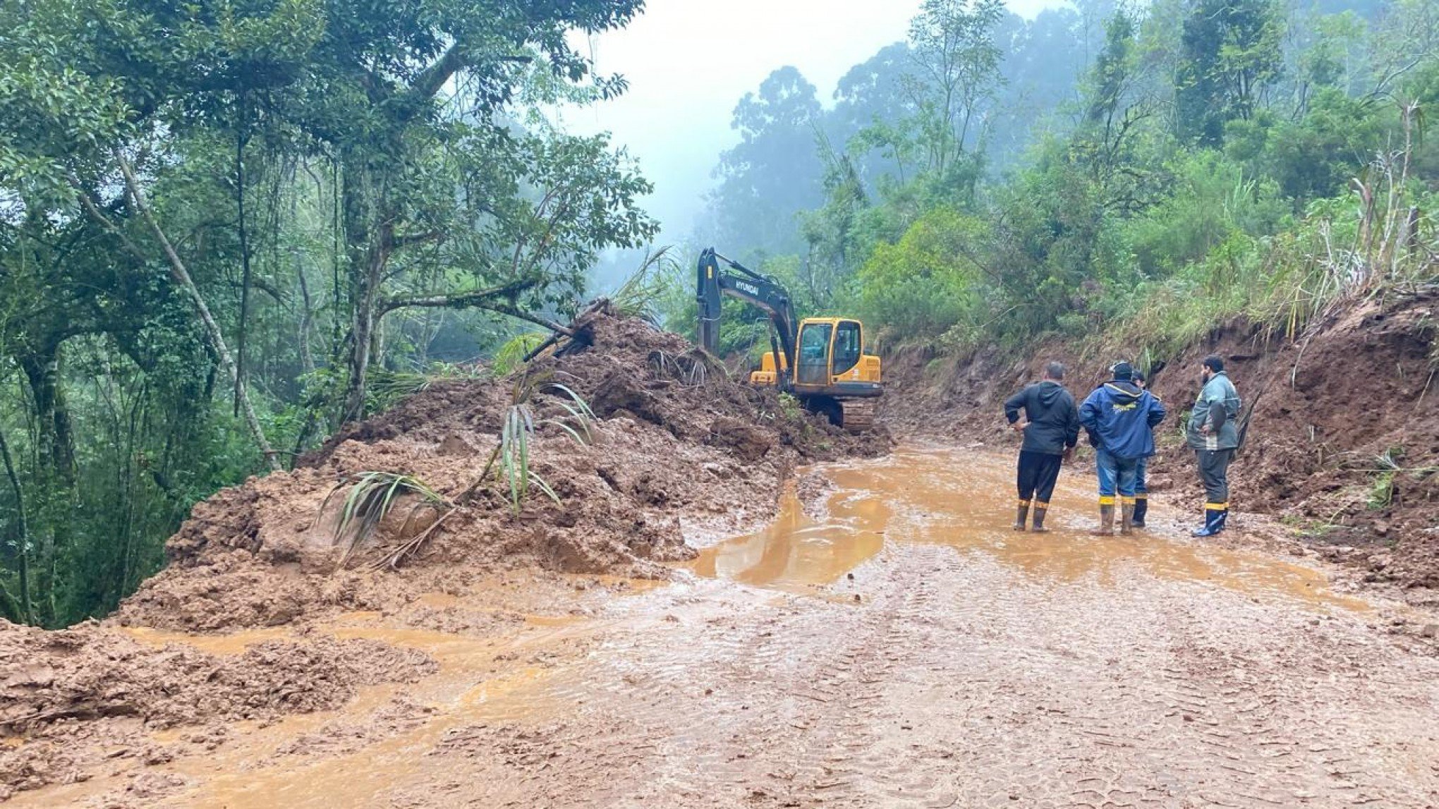 CATÁSTROFE NO RS: Canela tem quedas de barreira no interior e seis famílias retiradas de casa com novas chuvas