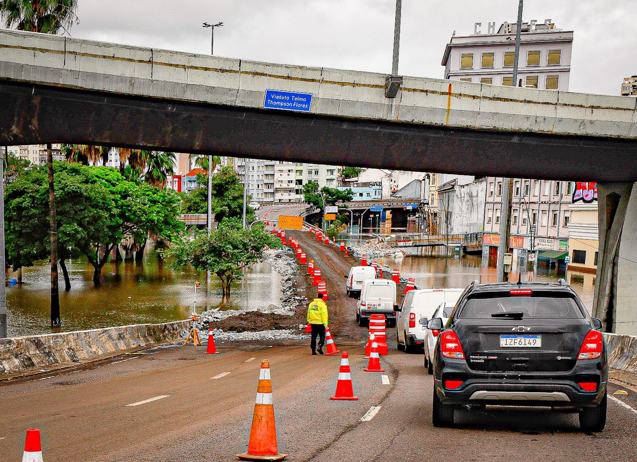 CATÁSTROFE NO RS: Prefeitura de Porto Alegre libera corredor humanitário para veículos de passeio durante a madrugada