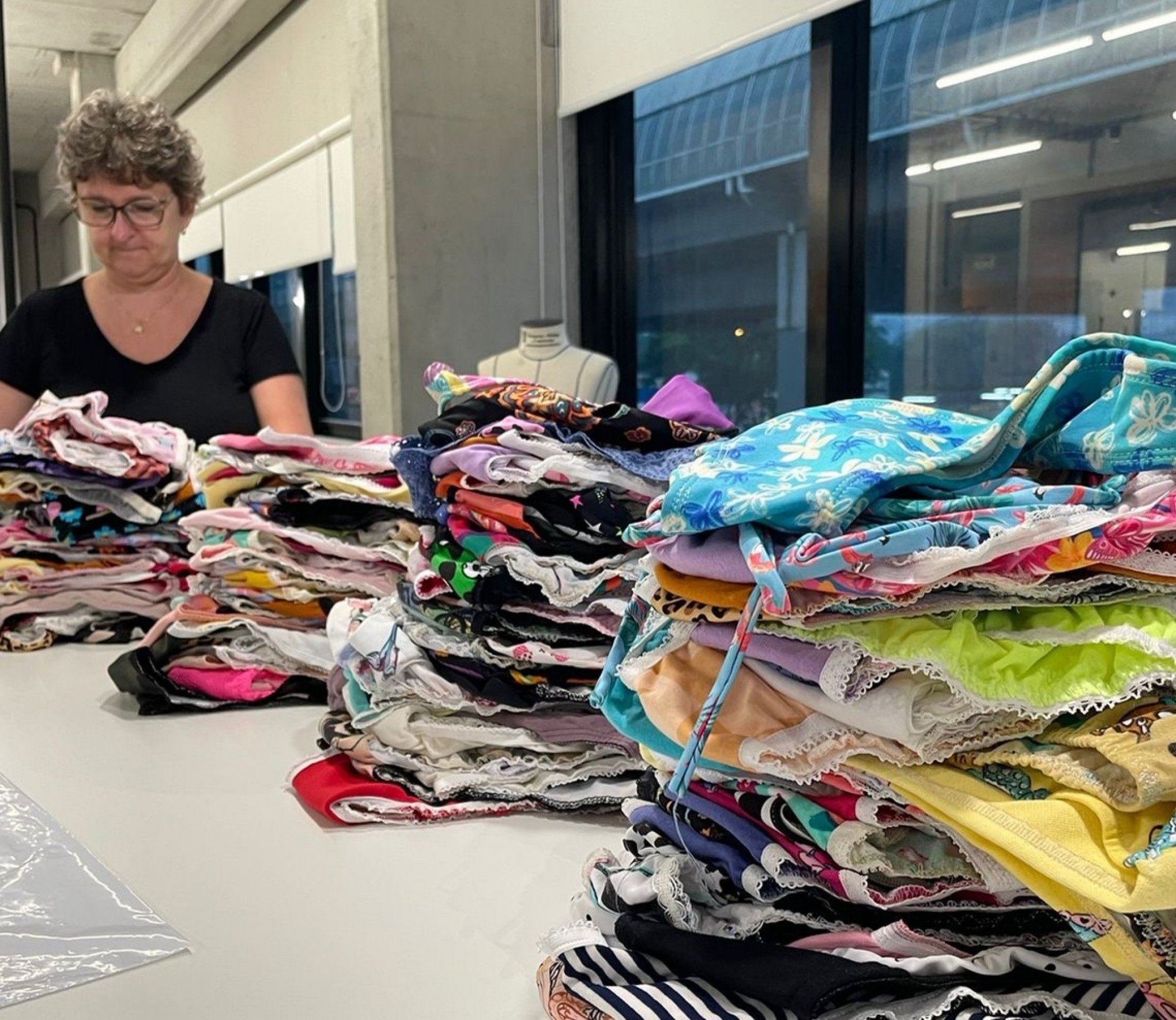 CATÁSTROFE NO RS: Alunos e voluntários do curso de Moda do Senac confeccionam roupas íntimas para vítimas da enchente