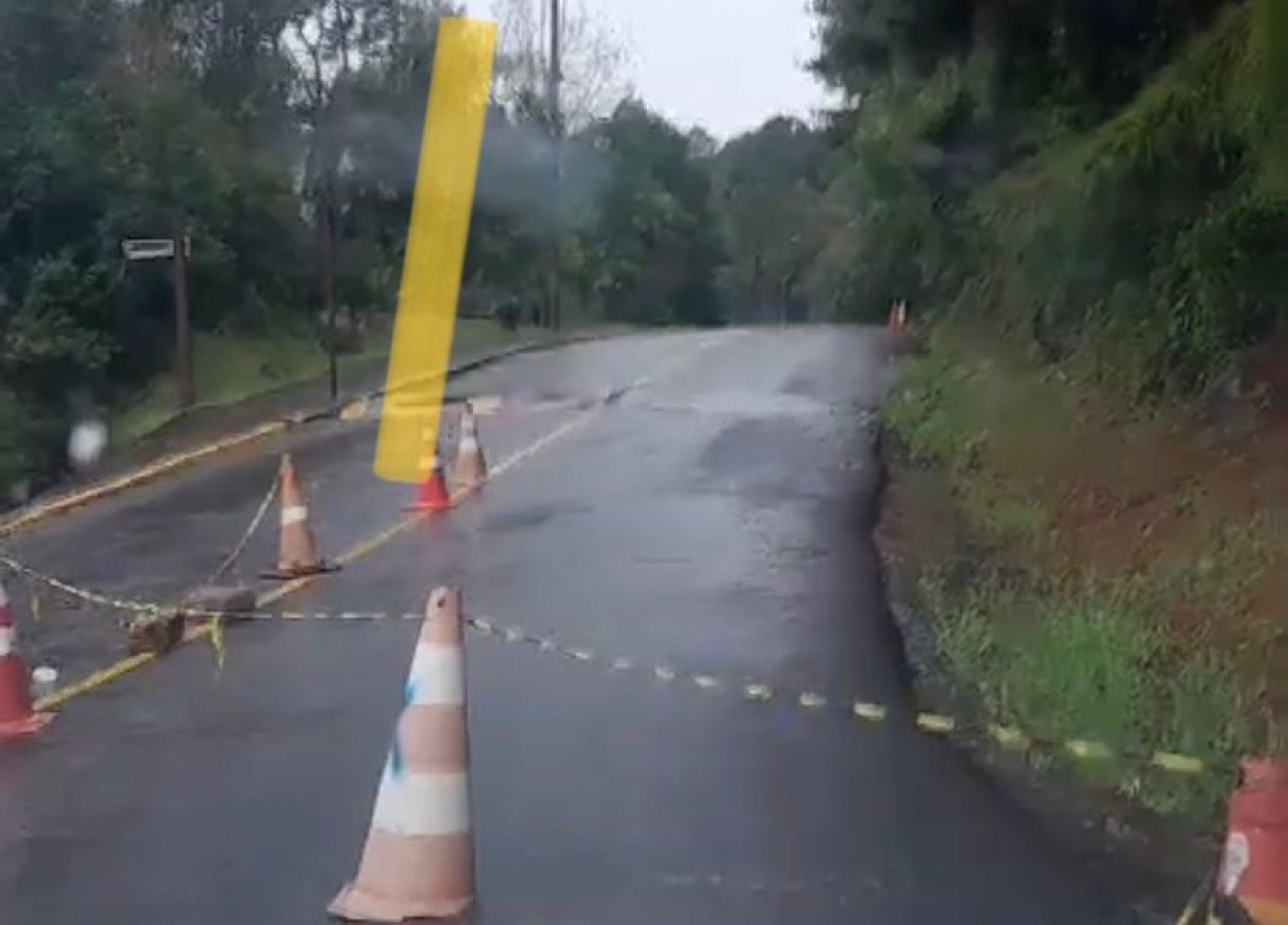 CATÁSTROFE NO RS: Pluviômetro é instalado na Rua Gil e Emílio Leobet; Via é fechada por tempo indeterminado