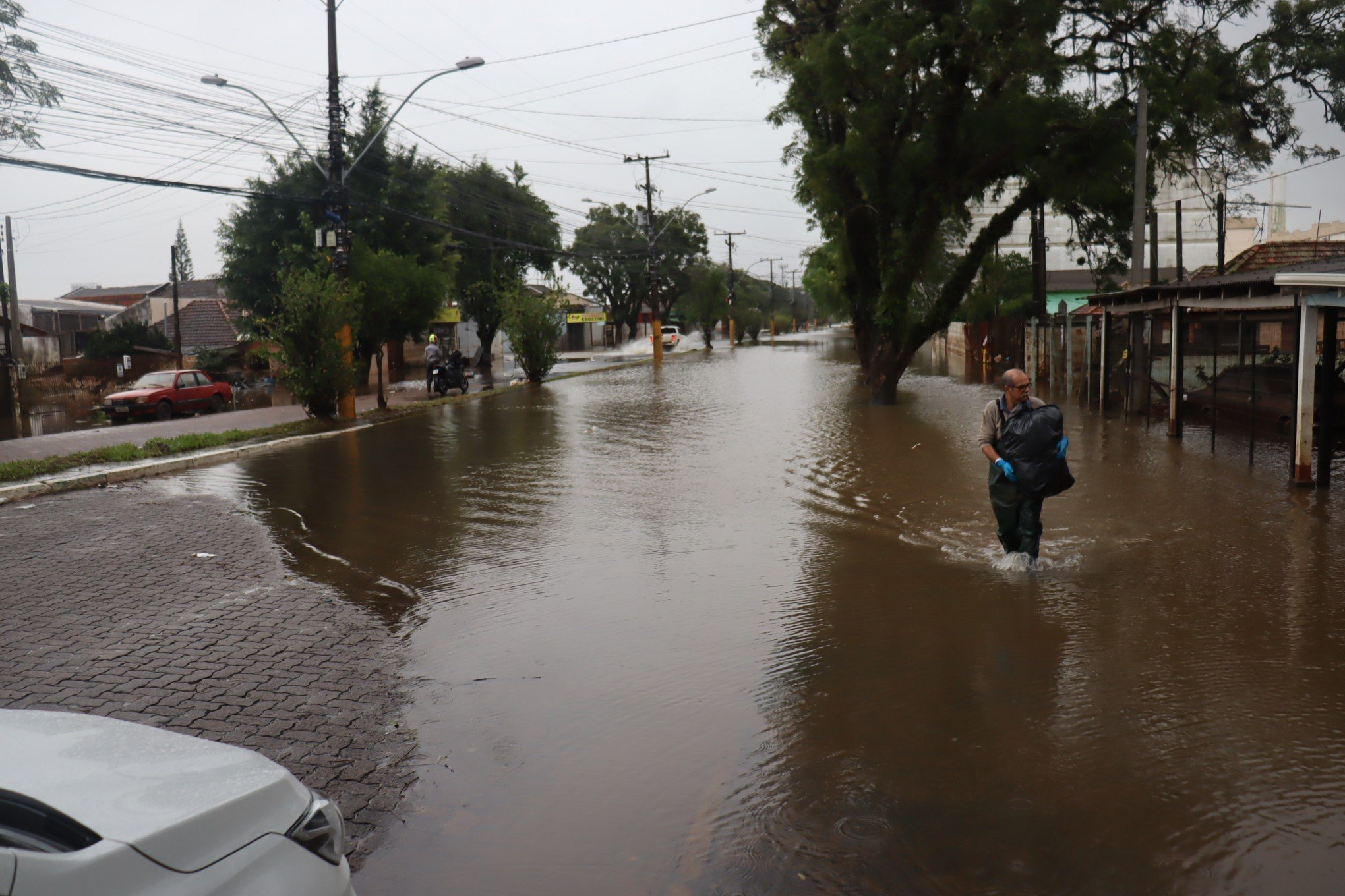 Avenida Caxias do Sul inundada no bairro Rio dos Sinos | abc+