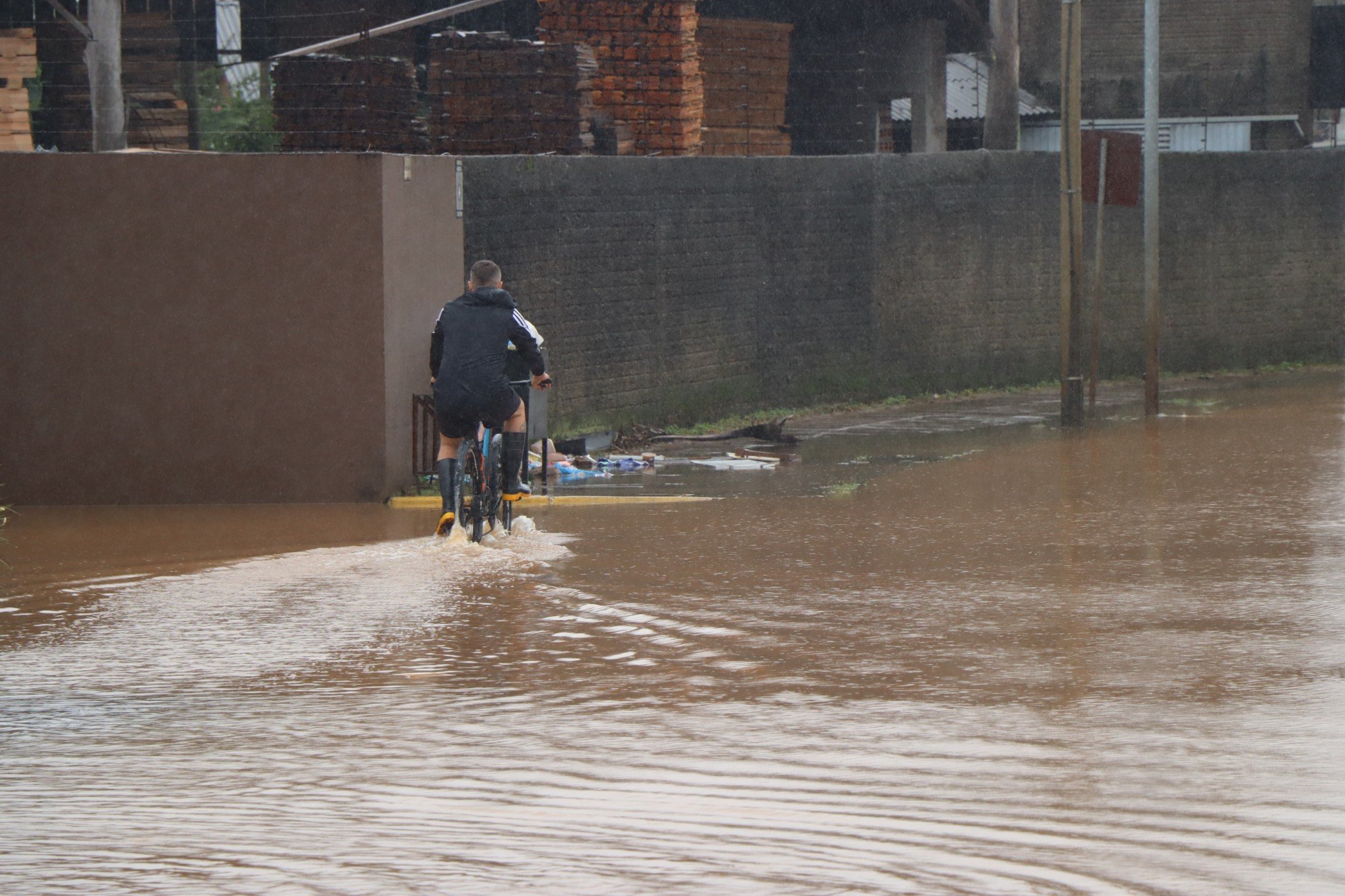 TEMPESTADE: Sequência de dias chuvosos deve causar novas enchentes no RS; saiba o que esperar