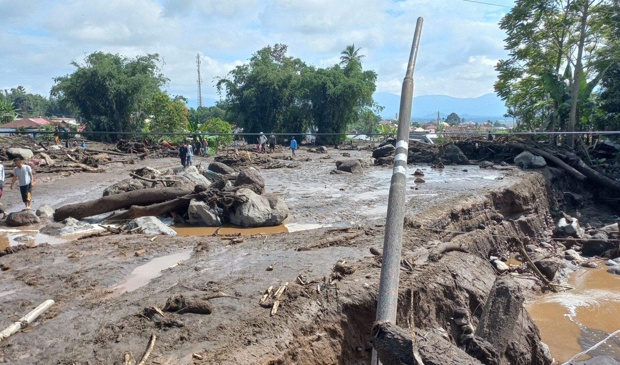 Chuvas e lava vulcânica fria matam dezenas na Indonésia