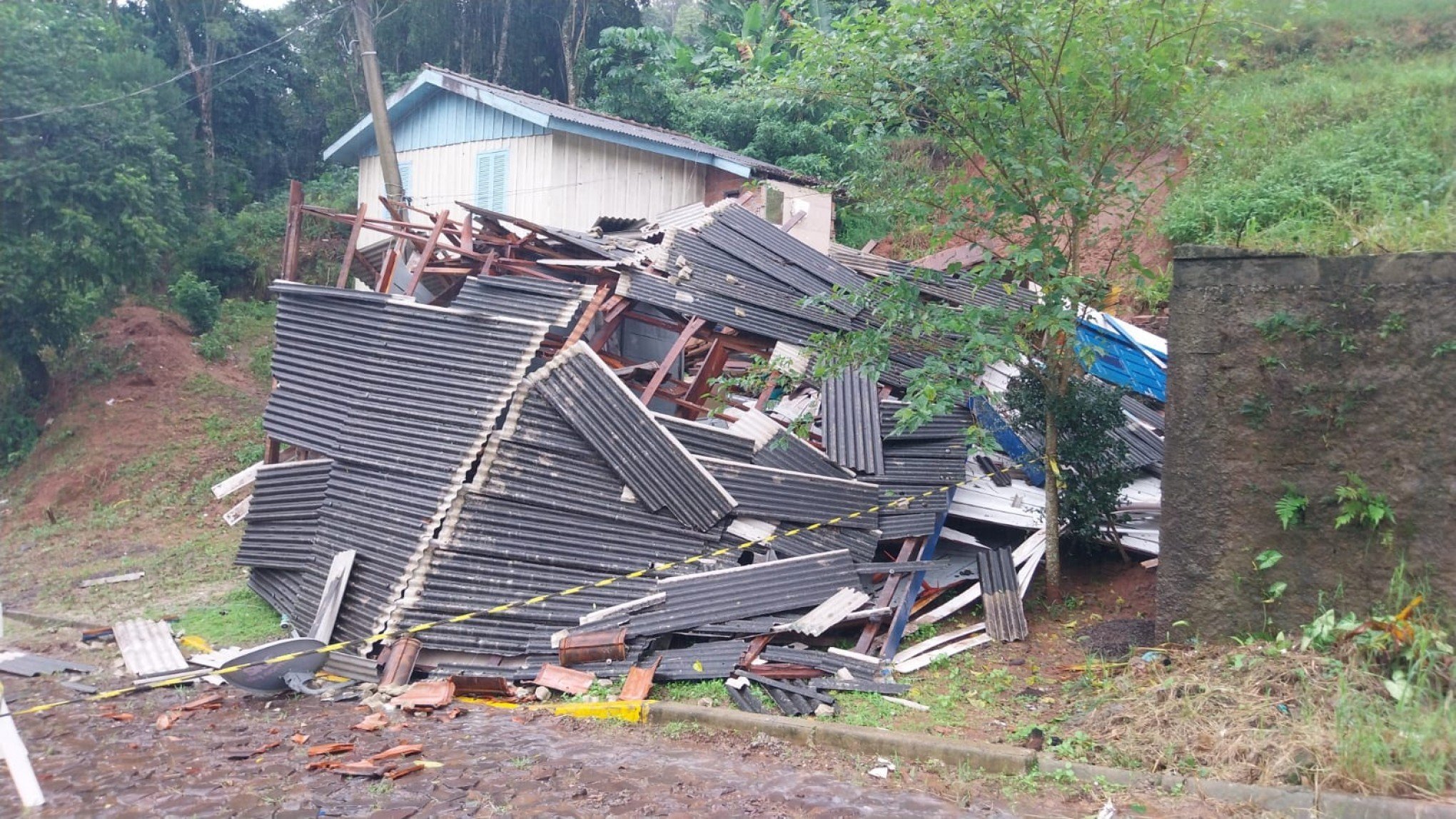 CATÁSTROFE RS: Trincas, rachaduras e riscos de deslizamentos de terra tiram pessoas de casa