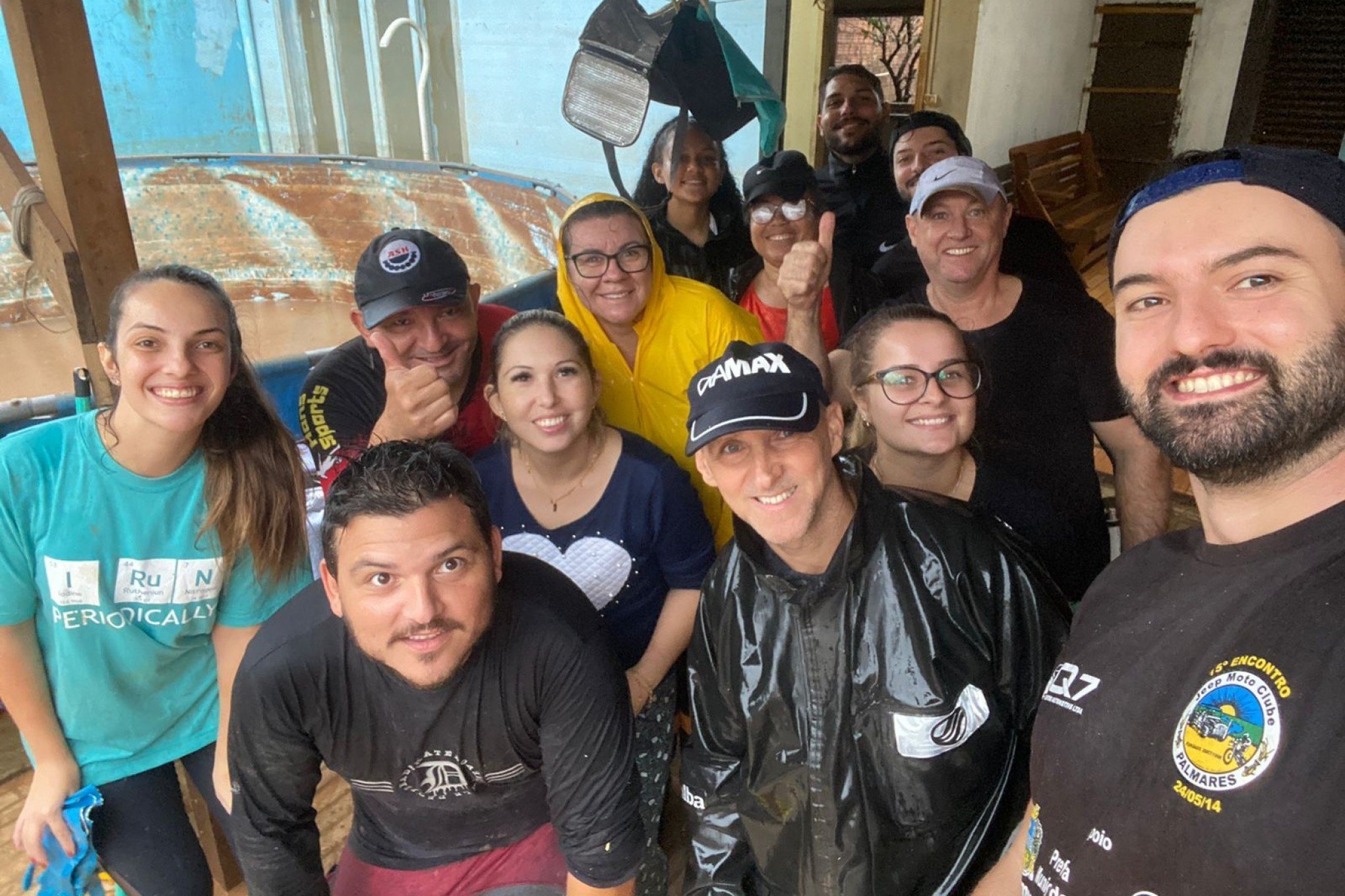 CATÁSTROFE NO RS: Voluntários limpam mais de 50 casas ao canto do hino do Rio Grande do Sul; veja o vídeo