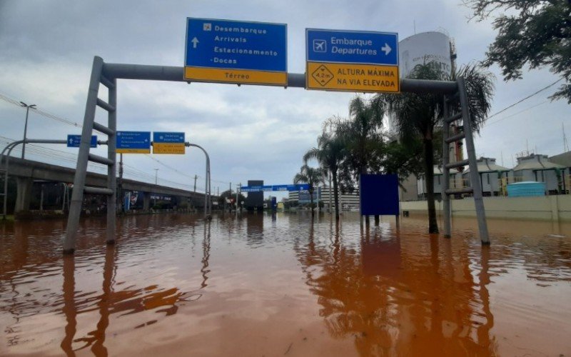 Acesso principal ao Aeroporto Salgado Filho totalmente alagado | abc+