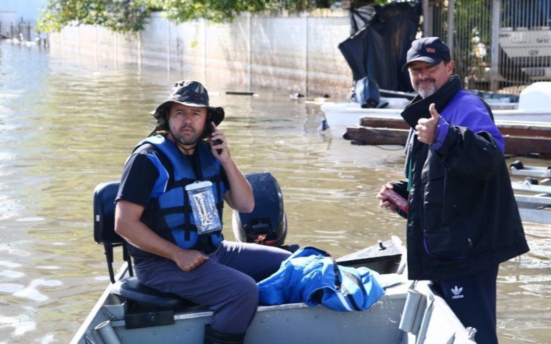 O PM Adriano Zilli e o mecânico Márcio Santos foram parceria voluntária em Canoas