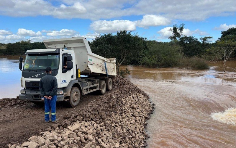 Prefeitura leopoldense trabalho no conserto do dique do Arroio Gauchinho, na Vila Brás